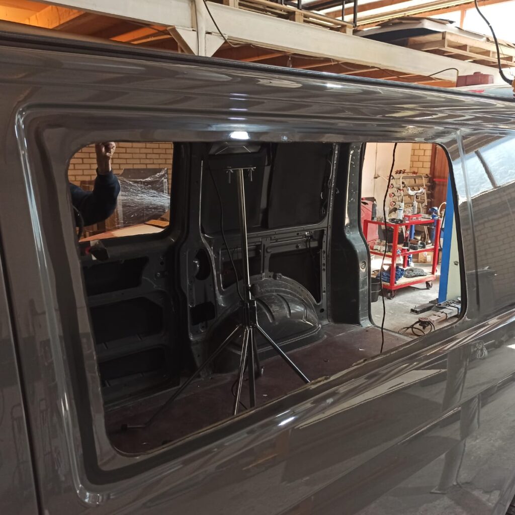 Door het gat van het linker zijraam zie je de bouwlamp van de vorige foto in de bus staan