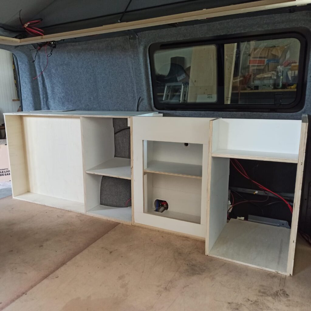 Start van het opbouwen van de keuken en de kastjes