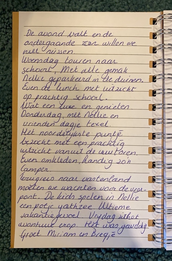 Tweede pagina van Nellie's gastenboek, helemaal vol geschreven met een reisverslag van de eerste huurder met op de laatste regel "Groet. Miriam en Bregje"
